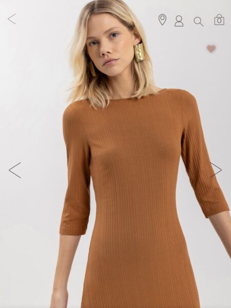 Añade estilo y practicidad a tu día a día con este vestido midi. Producido en punto acanalado que no se arruga, es la pieza ideal para componer looks casuales llenos de sofisticación. Usar con botas o deportivas. - Hecho de punto acanalado con elastano - No se arruga - Tacto suave y cómodo - Longitud midi - Ajustado - Abertura posterior - Mangas francesas Alabama Shop