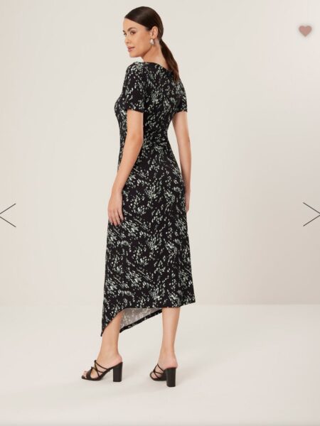 Combinando elegancia y practicidad, este vestido estampado destaca por su punto acanalado que no se arruga, ofreciendo un tacto suave y cómodo. La abertura frontal y el modelado asimétrico le dan el encanto final. - Hecho de viscosa responsable con elastano - Malla acanalada que no se arruga - Tacto suave y cómodo - Longitud midi larga - Mangas cortas - Diseño ajustado - Modelado asimétrico - Abertura  frontal Alabama Shop