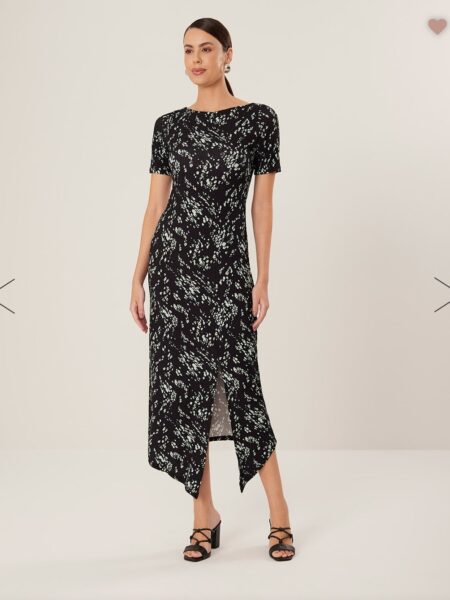 Combinando elegancia y practicidad, este vestido estampado destaca por su punto acanalado que no se arruga, ofreciendo un tacto suave y cómodo. La abertura frontal y el modelado asimétrico le dan el encanto final. - Hecho de viscosa responsable con elastano - Malla acanalada que no se arruga - Tacto suave y cómodo - Longitud midi larga - Mangas cortas - Diseño ajustado - Modelado asimétrico - Abertura  frontal Alabama Shop