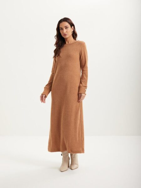 Este vestido confeccionado en punto acanalado combina comodidad y estilo. Su forma versátil y las mangas largas con botones le dan un toque sofisticado, perfecto para ocasiones casuales que requieren una presencia elegante. - Hecho de punto con elastano - Textura acanalada - Tacto suave - Cuello redondo - Longitud larga - Mangas largas con botones - Abertura posterior Alabama Shop