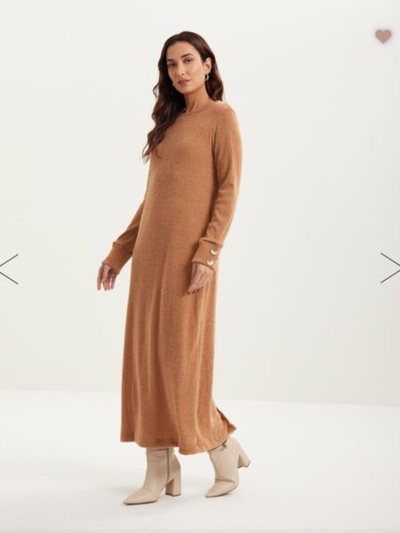 Este vestido confeccionado en punto acanalado combina comodidad y estilo. Su forma versátil y las mangas largas con botones le dan un toque sofisticado, perfecto para ocasiones casuales que requieren una presencia elegante. - Hecho de punto con elastano - Textura acanalada - Tacto suave - Cuello redondo - Longitud larga - Mangas largas con botones - Abertura posterior Alabama Shop