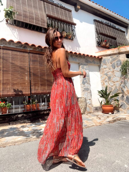 Vestido largo de tirantes finos ajustables. Escote en pico. Espalda con nido de abeja. Forro interior hasta mitad del muslo. La modelo mide 1.70 y lleva talla S/M. Alabama Shop