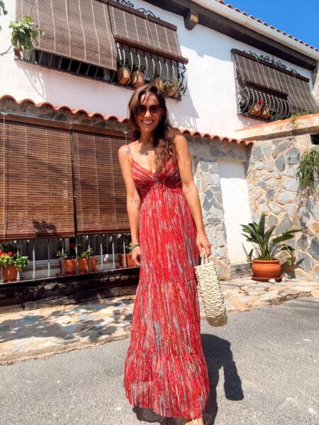 Vestido largo de tirantes finos ajustables. Escote en pico. Espalda con nido de abeja. Forro interior hasta mitad del muslo. La modelo mide 1.70 y lleva talla S/M. Alabama Shop