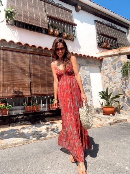 Vestido largo de tirantes finos ajustables. Escote en pico. Espalda con nido de abeja. Forro interior hasta mitad del muslo. La modelo mide 1.70 y lleva talla S/M. Alabama Shop