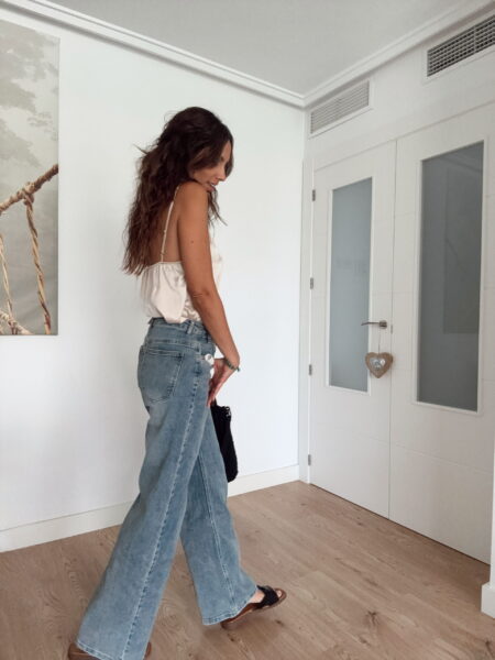 Vaqueros corte wide leg con detalle de cintura desplazada.  Tejido mezcla de algodón. Tejido tejano vaquero. Tejido elástico. Diseño recto. Diseño largo. Tiro alto.  Cinco bolsillos. Cierre de cremallera y botón. Trabillas. Detalle botones asimétricos. Composición: 88% Algodón, 10% Poliéster, 2% Elastano Alabama Shop