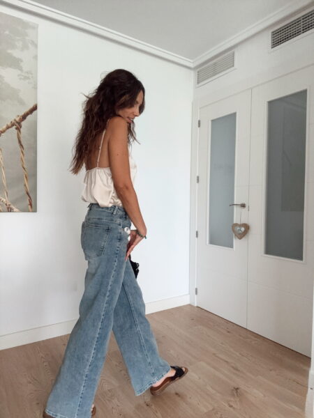 Top lencero beige con ribete de encaje negro en el escote. Tejido satinado. Diseño fluido. Cuello pico. Manga tirantes. Detalles con encaje. Composición: 100% Poliéster Hecho en Italia Alabama Shop