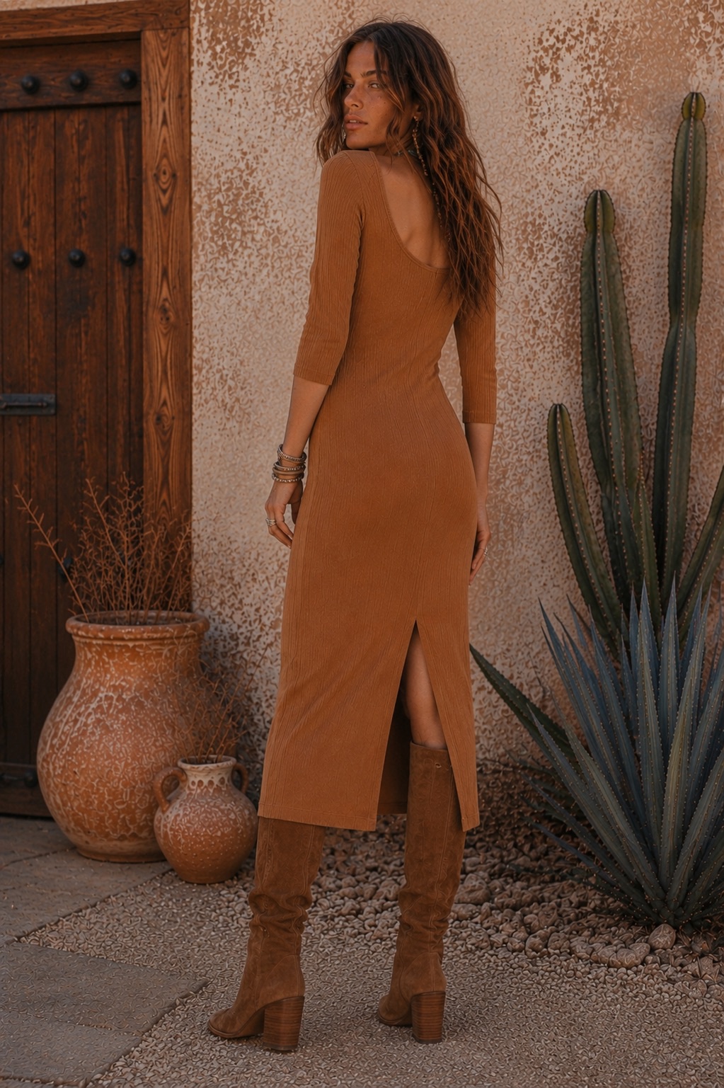 a5799ac5-8535-45d1-a1ab-95bb95487366 Añade estilo y practicidad a tu día a día con este vestido midi. Producido en punto acanalado que no se arruga, es la pieza ideal para componer looks casuales llenos de sofisticación. Usar con botas o deportivas. - Hecho de punto acanalado con elastano - No se arruga - Tacto suave y cómodo - Longitud midi - Ajustado - Abertura posterior - Mangas francesas Alabama Shop