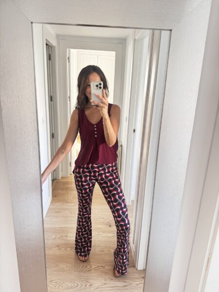 TOP FLUIDO BOTONES BURGUNDY 1 Top ciruela de tirantes. Tejido fluido. Escote pico. Tirantes anchos. Botones decorativos. Composición: 95% Viscosa, 5% Elastano Hecho en Italia Alabama Shop