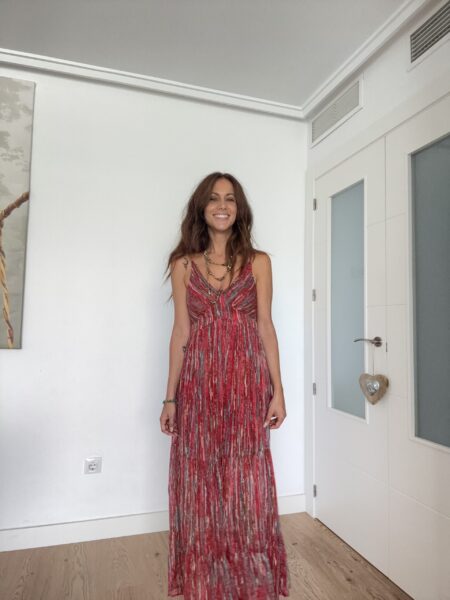 Vestido largo de tirantes finos ajustables. Escote en pico. Espalda con nido de abeja. Forro interior hasta mitad del muslo. La modelo mide 1.70 y lleva talla S/M. Alabama Shop