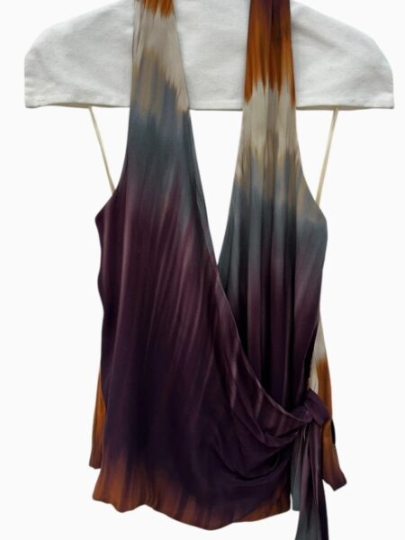 TOP HALTER BEACH 7 Top con escote halter y detalle cruzado. Precioso estampado en tonos degradados. 100% viscosa Alabama Shop