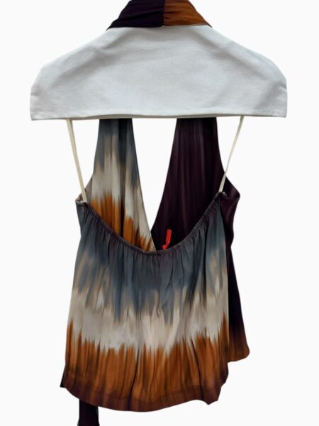 TOP HALTER BEACH 8 Top con escote halter y detalle cruzado. Precioso estampado en tonos degradados. 100% viscosa Alabama Shop