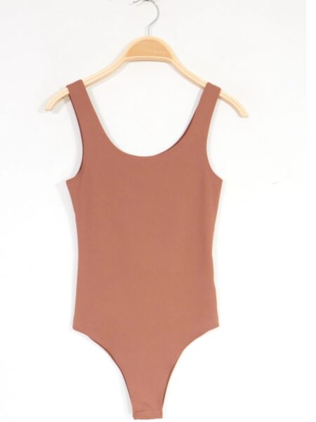 Body liso de suave algodón. Tirantes y escote redondeado. Cierre inferior con corchetes. Tallaje ajustado. Si estás entre dos tallas te recomendamos la más grande. 100% algodón. Alabama Shop