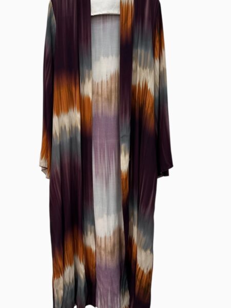 Kimono fluido largo con precioso estampado. Lleva cinturón. Talla única: 36 a 42 100% viscosa. Alabama Shop