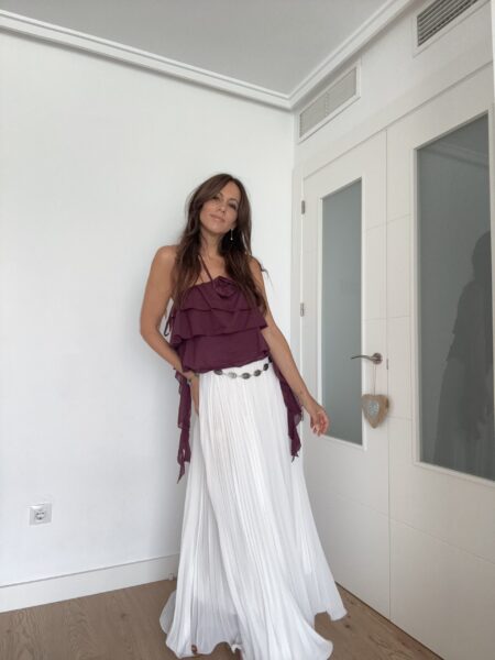 Top con volantes y detalle de flor. Puedes llevarlo con los tirantes al cuello o escondidos a modo palabra de honor. Talla única: 36 a 40 100% algodón Alabama Shop