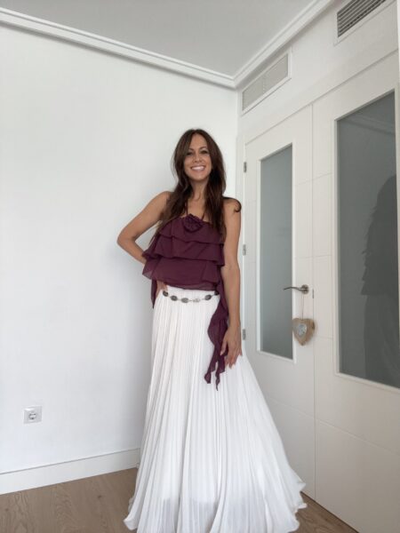 Top con volantes y detalle de flor. Puedes llevarlo con los tirantes al cuello o escondidos a modo palabra de honor. Talla única: 36 a 40 100% algodón Alabama Shop