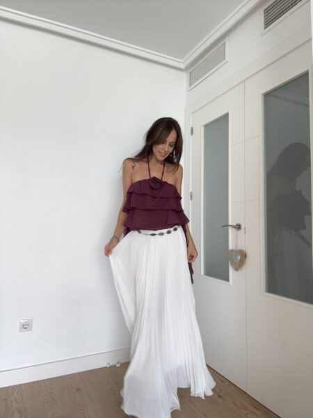 Top con volantes y detalle de flor. Puedes llevarlo con los tirantes al cuello o escondidos a modo palabra de honor. Talla única: 36 a 40 100% algodón Alabama Shop