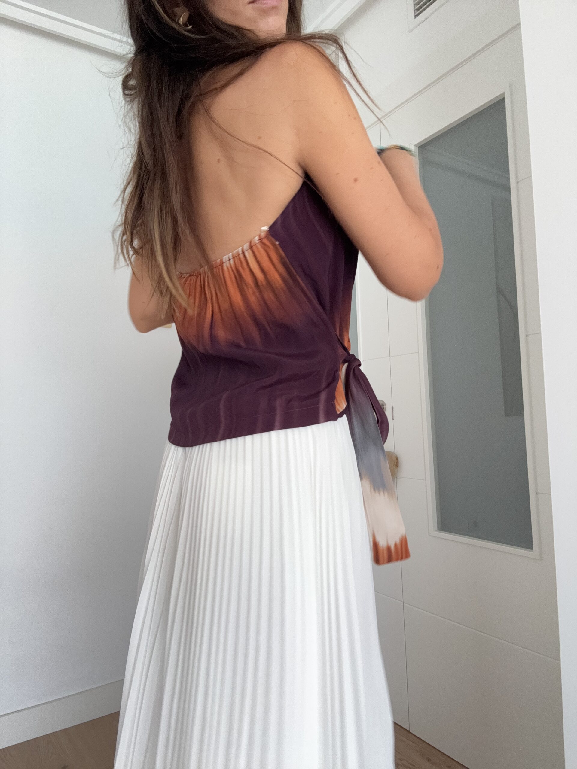 IMG_2631 Top con escote halter y detalle cruzado. Precioso estampado en tonos degradados. 100% viscosa Alabama Shop