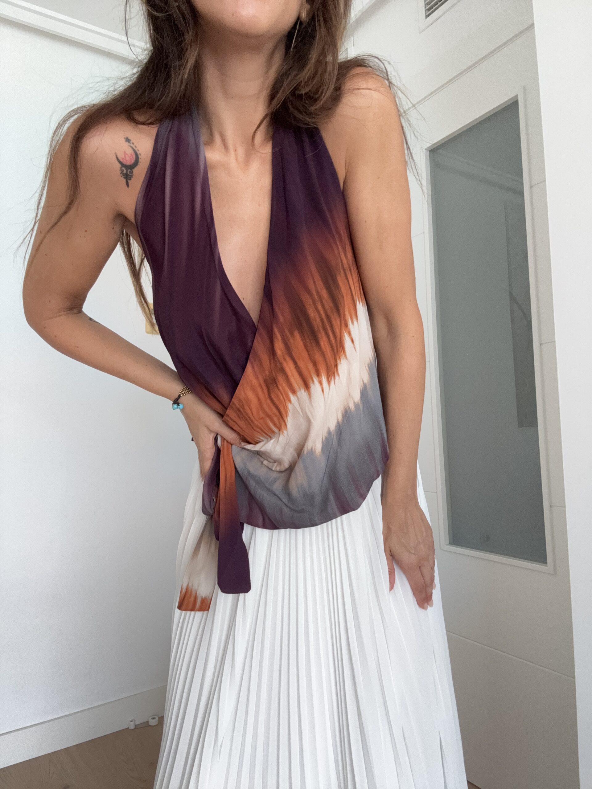 IMG_2636 Top con escote halter y detalle cruzado. Precioso estampado en tonos degradados. 100% viscosa Alabama Shop