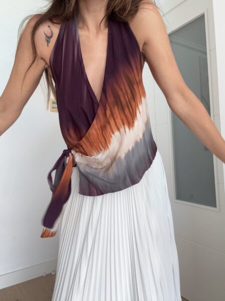 TOP HALTER BEACH 4 Top con escote halter y detalle cruzado. Precioso estampado en tonos degradados. 100% viscosa Alabama Shop