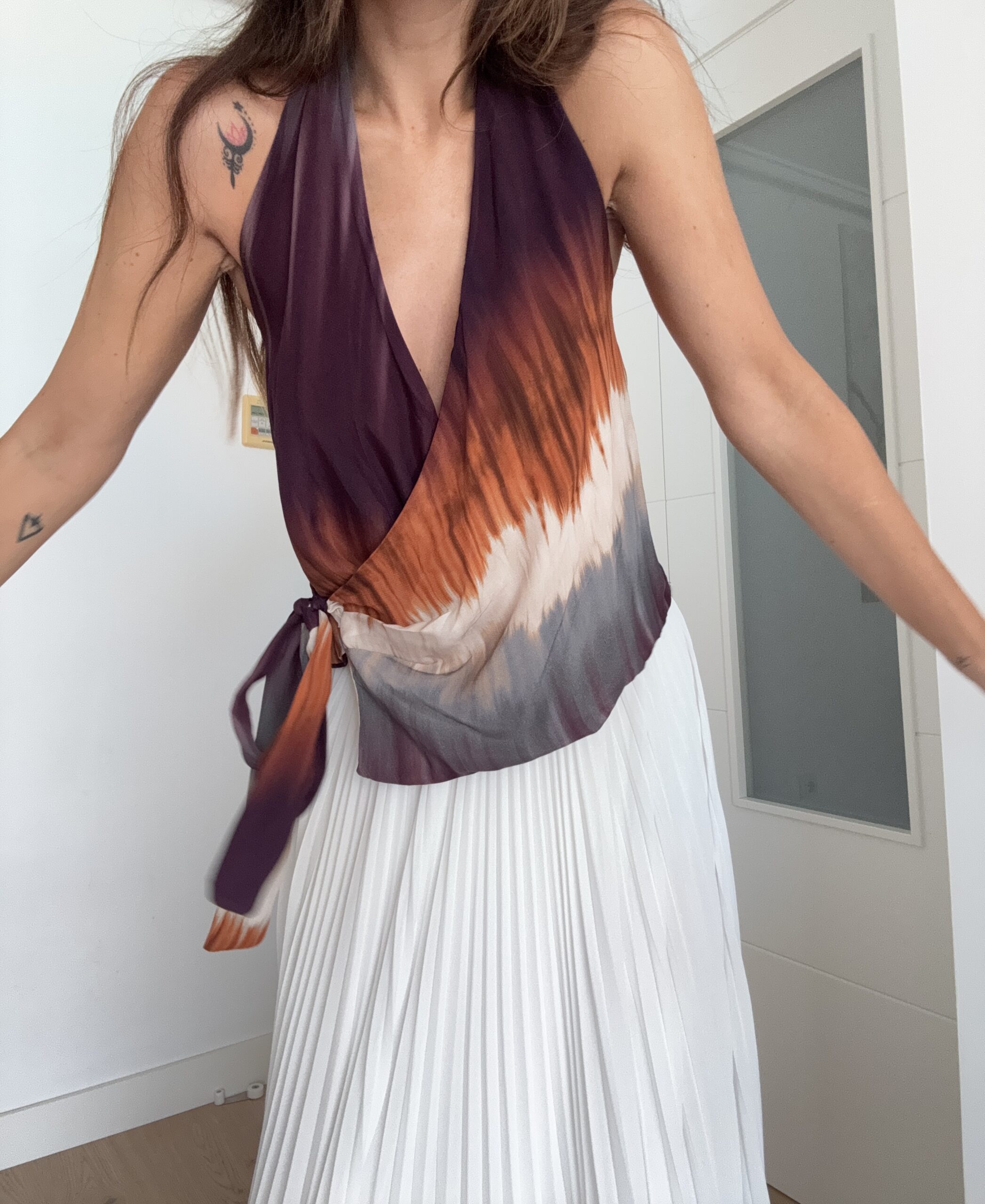 IMG_2646 Top con escote halter y detalle cruzado. Precioso estampado en tonos degradados. 100% viscosa Alabama Shop