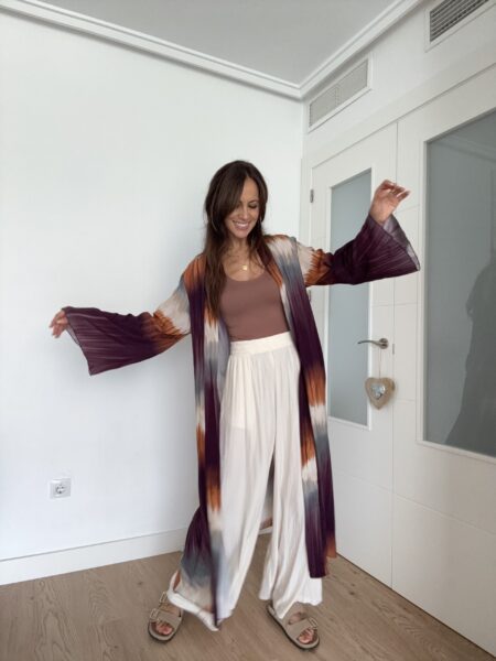 Kimono fluido largo con precioso estampado. Lleva cinturón. Talla única: 36 a 42 100% viscosa. Alabama Shop