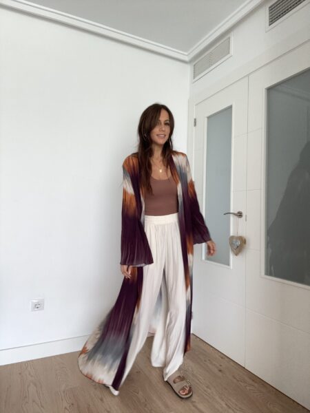 Kimono fluido largo con precioso estampado. Lleva cinturón. Talla única: 36 a 42 100% viscosa. Alabama Shop