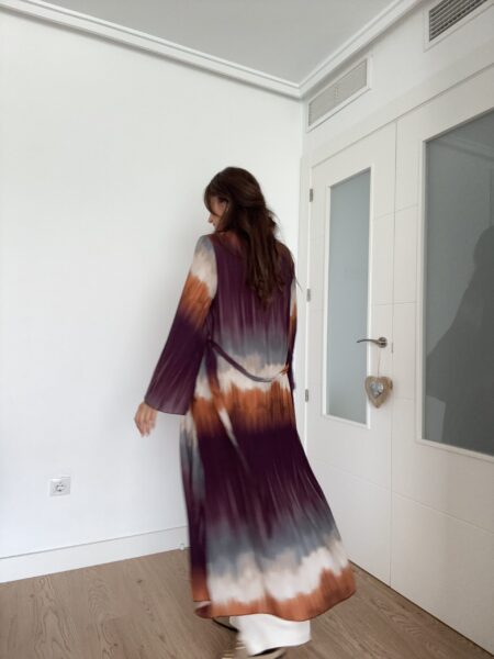 Kimono fluido largo con precioso estampado. Lleva cinturón. Talla única: 36 a 42 100% viscosa. Alabama Shop