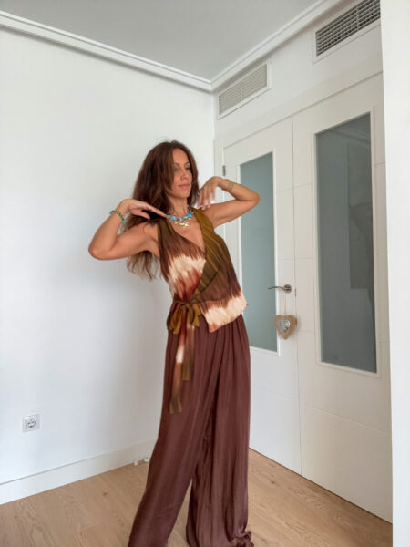 TOP HALTER Y PANTALÓN ANCHO FLUIDO MARRÓN CHOCOLATE
