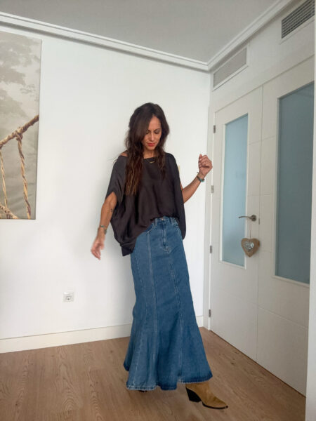 Falda larga vaquera corte sirena, confeccionada en <strong>100% algodón</strong>, con botón, cremallera y bolsillos traseros. Perfecta para combinar con <em>botas</em> o <em>deportivas</em> esta temporada de otoño. Da poca talla. Talla S/M para 34/36 Talla M/L para 38/40 Alabama Shop