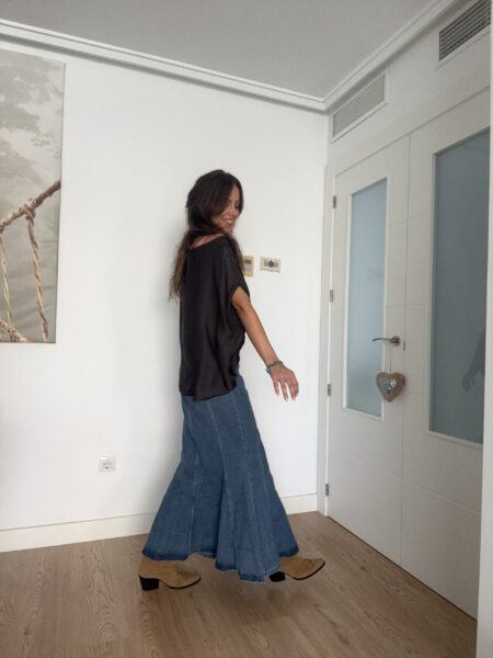 Falda larga vaquera corte sirena, confeccionada en <strong>100% algodón</strong>, con botón, cremallera y bolsillos traseros. Perfecta para combinar con <em>botas</em> o <em>deportivas</em> esta temporada de otoño. Da poca talla. Talla S/M para 34/36 Talla M/L para 38/40 Alabama Shop