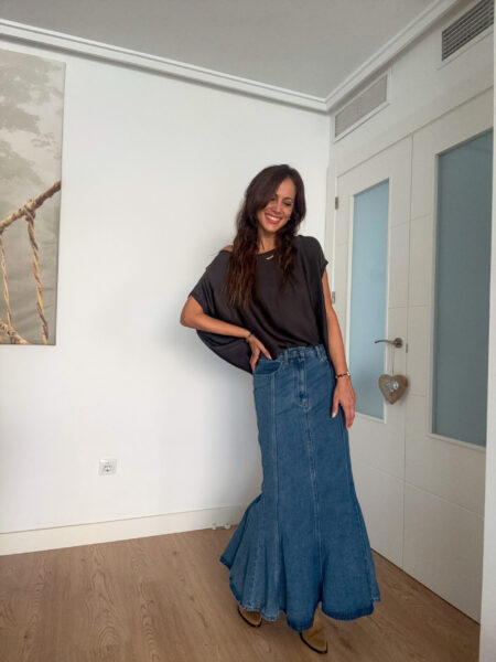 Falda larga vaquera corte sirena, confeccionada en <strong>100% algodón</strong>, con botón, cremallera y bolsillos traseros. Perfecta para combinar con <em>botas</em> o <em>deportivas</em> esta temporada de otoño. Da poca talla. Talla S/M para 34/36 Talla M/L para 38/40 Alabama Shop