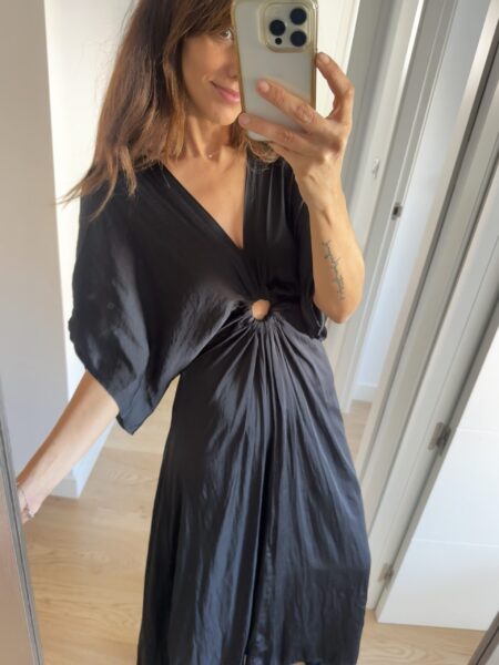 Un vestido largo satinado en negro con mangas murciélago caídas, argolla bajo el pecho y aberturas laterales. Fluido, elegante y comodísimo, perfecto tanto para el día a día como para un evento especial. Alabama Shop