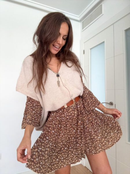 <p class="description-cont" data-content="description">• Vestido corto estampado con florecitas y tejido efecto degradado • Patrón suelto • Cuello en V con botones en la parte delantera • Mangas acampanadas • Largo: 90 cm</p> <dl class="description-cont" data-content="composition"> <dt class="label">Composición: Viscosa 100%</dt> </dl> Alabama Shop