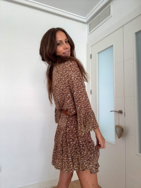 <p class="description-cont" data-content="description">• Vestido corto estampado con florecitas y tejido efecto degradado • Patrón suelto • Cuello en V con botones en la parte delantera • Mangas acampanadas • Largo: 90 cm</p> <dl class="description-cont" data-content="composition"> <dt class="label">Composición: Viscosa 100%</dt> </dl> Alabama Shop