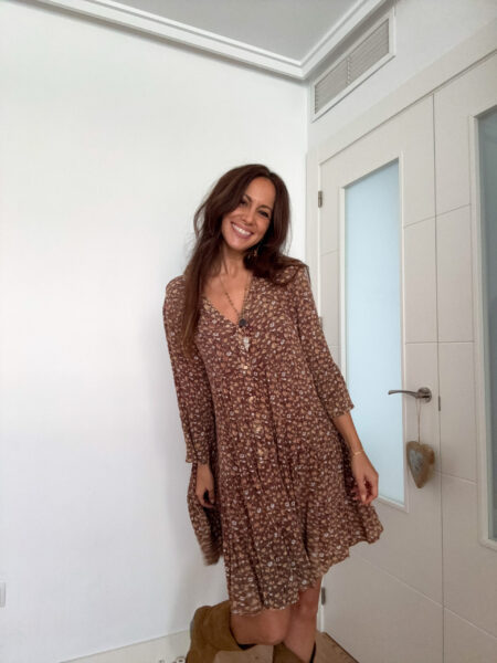 <p class="description-cont" data-content="description">• Vestido corto estampado con florecitas y tejido efecto degradado • Patrón suelto • Cuello en V con botones en la parte delantera • Mangas acampanadas • Largo: 90 cm</p> <dl class="description-cont" data-content="composition"> <dt class="label">Composición: Viscosa 100%</dt> </dl> Alabama Shop