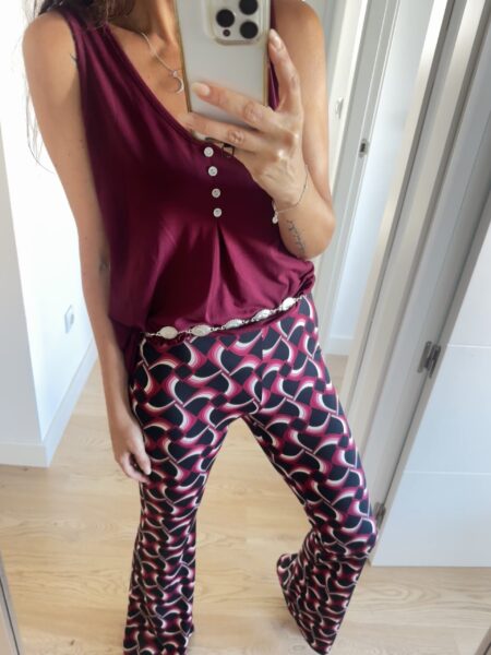 Pantalón acampanado tejido muy suave. Goma en la cintura. 65% poliéster, 30% viscosa, 5% elastan Alabama Shop