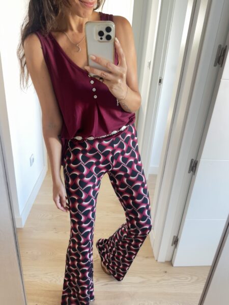Pantalón acampanado tejido muy suave. Goma en la cintura. 65% poliéster, 30% viscosa, 5% elastan Alabama Shop
