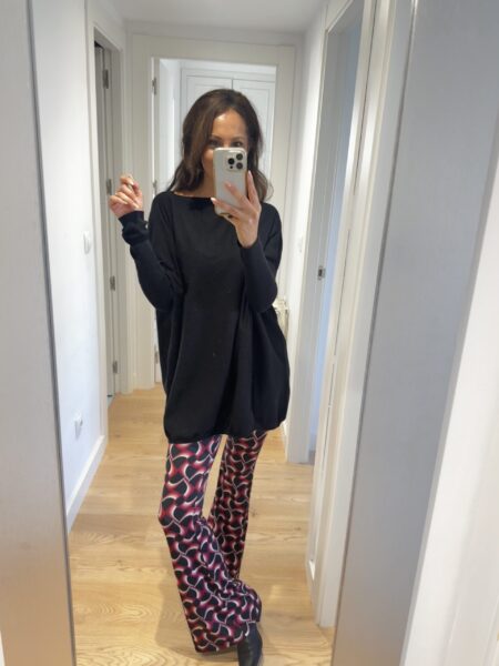 Pantalón acampanado tejido muy suave. Goma en la cintura. 65% poliéster, 30% viscosa, 5% elastan Alabama Shop