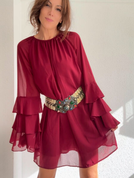 Vestido corto de gasa con caída ligera y silueta femenina. Escote redondo fruncido, mangas con volantes y cinturón fino que realza la cintura. Un diseño fluido y elegante para cualquier ocasión. Composición: 100% poliéster. Alabama Shop