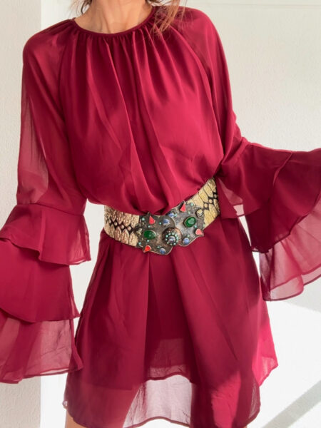 Vestido corto de gasa con caída ligera y silueta femenina. Escote redondo fruncido, mangas con volantes y cinturón fino que realza la cintura. Un diseño fluido y elegante para cualquier ocasión. Composición: 100% poliéster. Alabama Shop