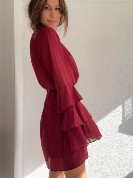Vestido corto de gasa con caída ligera y silueta femenina. Escote redondo fruncido, mangas con volantes y cinturón fino que realza la cintura. Un diseño fluido y elegante para cualquier ocasión. Composición: 100% poliéster. Alabama Shop