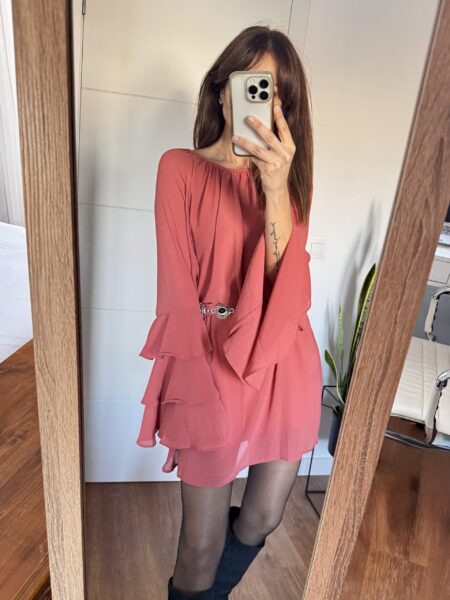 Vestido corto de gasa con caída ligera y silueta femenina. Escote redondo fruncido, mangas con volantes y cinturón fino que realza la cintura. Un diseño fluido y elegante para cualquier ocasión. Composición: 100% poliéster. Alabama Shop