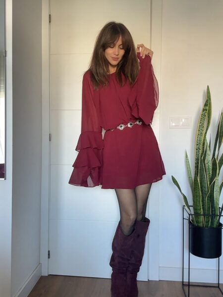 Vestido corto de gasa con caída ligera y silueta femenina. Escote redondo fruncido, mangas con volantes y cinturón fino que realza la cintura. Un diseño fluido y elegante para cualquier ocasión. Composición: 100% poliéster. Alabama Shop