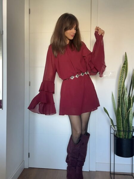 Vestido corto de gasa con caída ligera y silueta femenina. Escote redondo fruncido, mangas con volantes y cinturón fino que realza la cintura. Un diseño fluido y elegante para cualquier ocasión. Composición: 100% poliéster. Alabama Shop