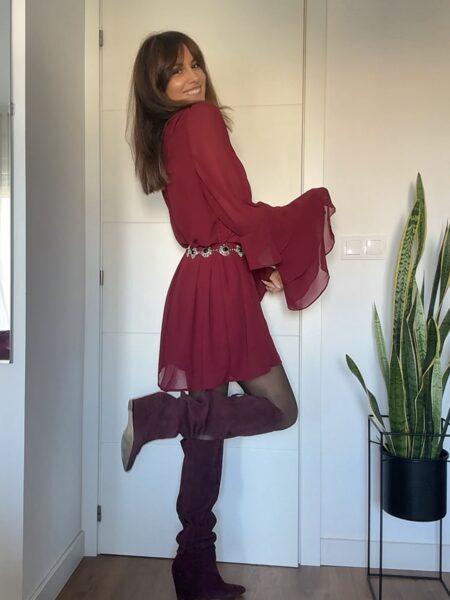 Vestido corto de gasa con caída ligera y silueta femenina. Escote redondo fruncido, mangas con volantes y cinturón fino que realza la cintura. Un diseño fluido y elegante para cualquier ocasión. Composición: 100% poliéster. Alabama Shop