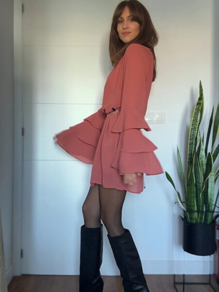 Vestido corto de gasa con caída ligera y silueta femenina. Escote redondo fruncido, mangas con volantes y cinturón fino que realza la cintura. Un diseño fluido y elegante para cualquier ocasión. Composición: 100% poliéster. Alabama Shop