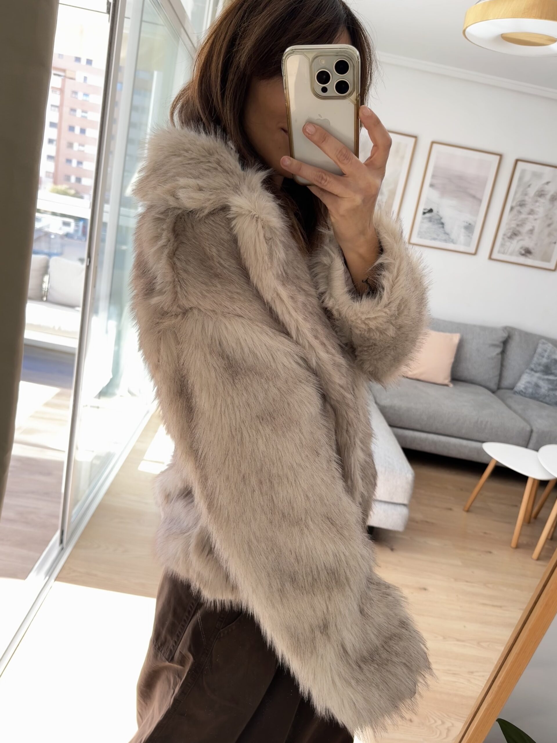 IMG_3646 Abrigo de pelo suave, solapas amplias, estilo boho setentero. Bolsillos. Forrado. 100% poliéster. Alabama Shop