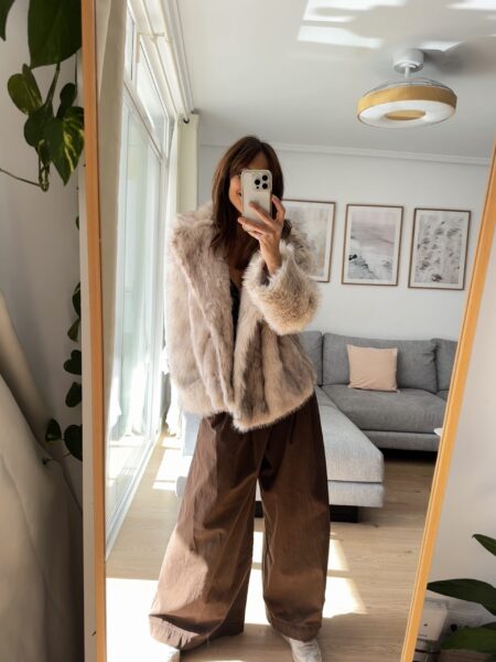 ABRIGO PELUCHE 4 Abrigo de pelo suave, solapas amplias, estilo boho setentero. Bolsillos. Forrado. 100% poliéster. Alabama Shop