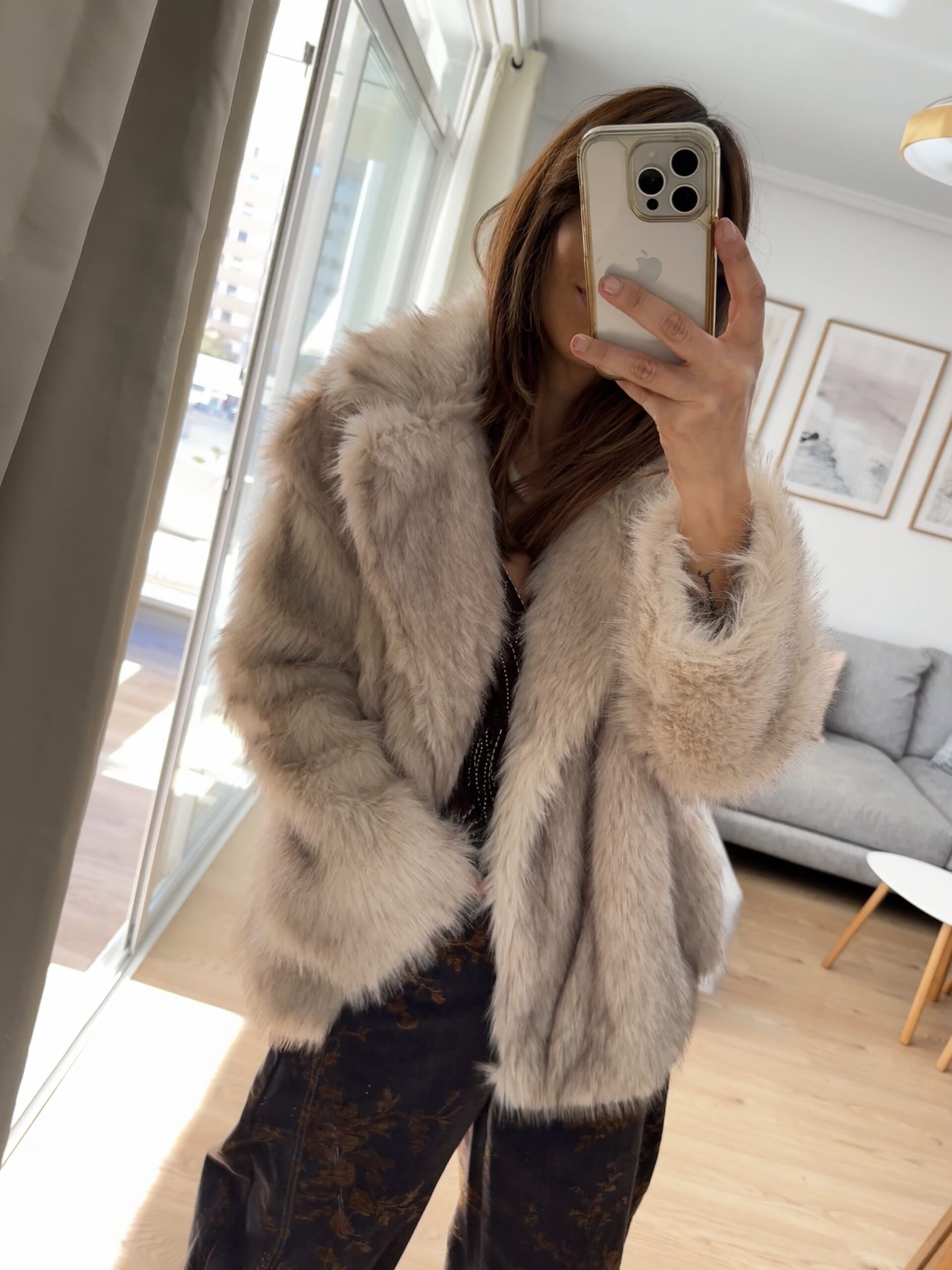 IMG_3672 Abrigo de pelo suave, solapas amplias, estilo boho setentero. Bolsillos. Forrado. 100% poliéster. Alabama Shop