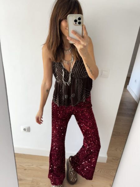 Pantalón acampanado de lentejuelas. Cremallera lateral invisible. 100% poliéster. Alabama Shop